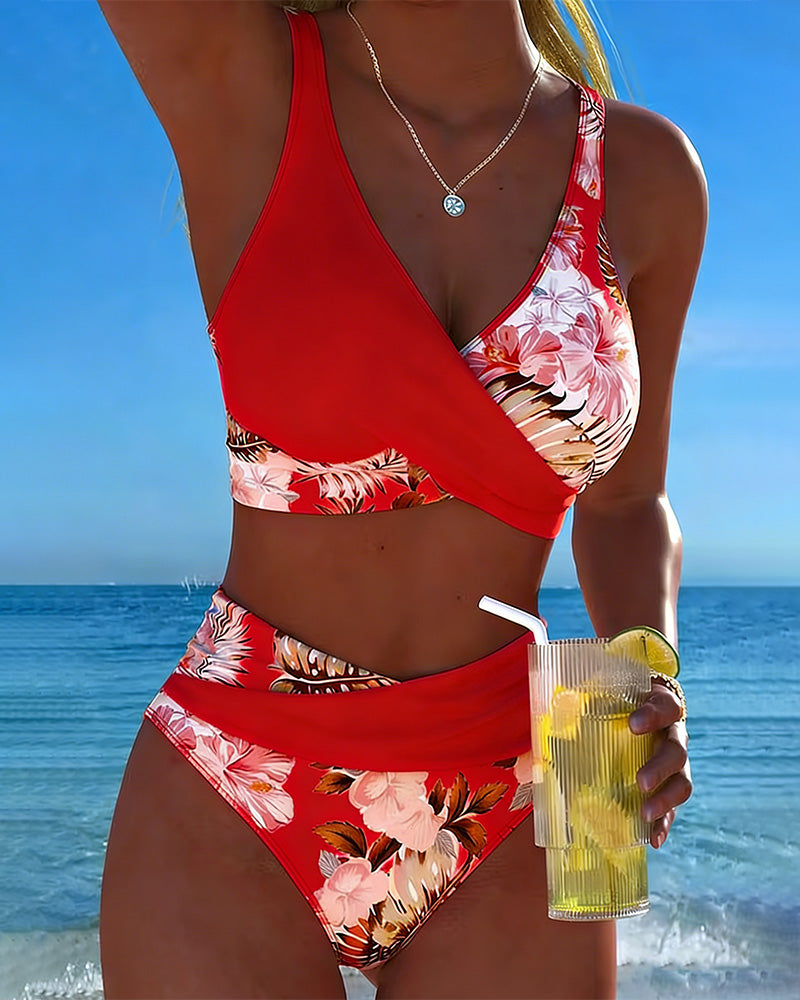 FLOR - BIKINI CON ESTAMPADO FLORAL EN CONTRASTE Y ABERTURA