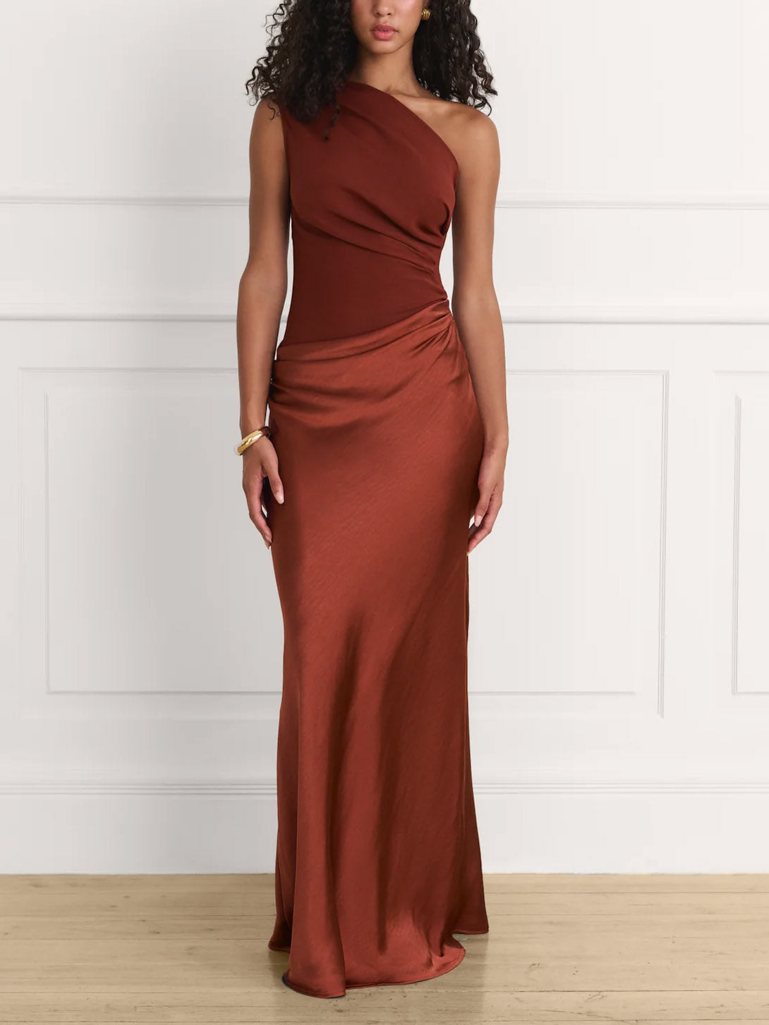HELENA |  MAXI VESTIDO PLISADO CON ESCOTE ASIMÉTRICO