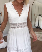 NEREA | ELEGANTE VESTIDO DE ENCAJE CON ESCOTE EN V