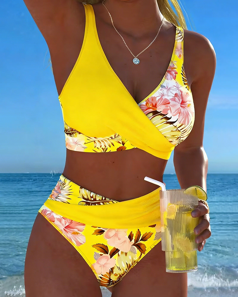 FLOR - BIKINI CON ESTAMPADO FLORAL EN CONTRASTE Y ABERTURA