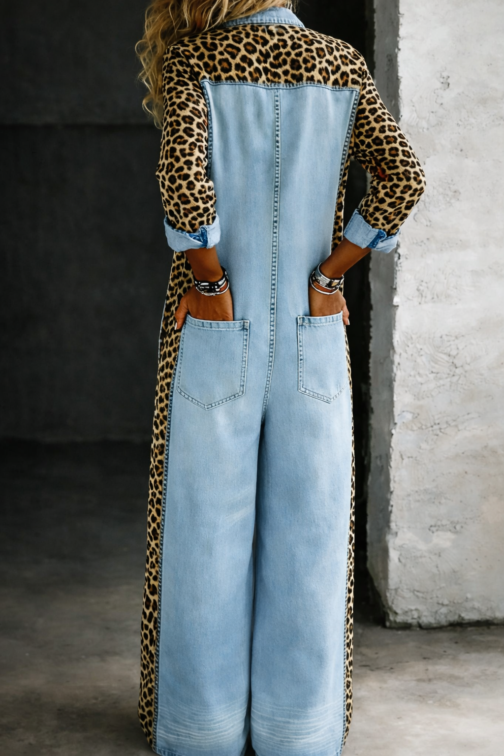AMANDA - MONO MEZCLILLA DE PIERNA ANCHA CON ESTAMPADO DE LEOPARDO