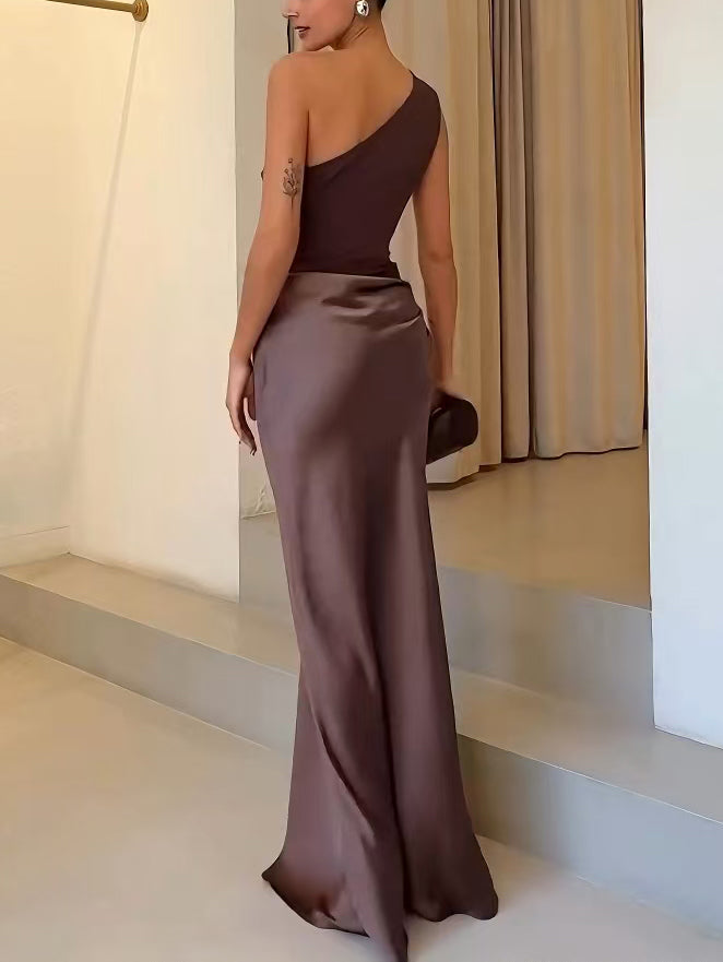 HELENA |  MAXI VESTIDO PLISADO CON ESCOTE ASIMÉTRICO