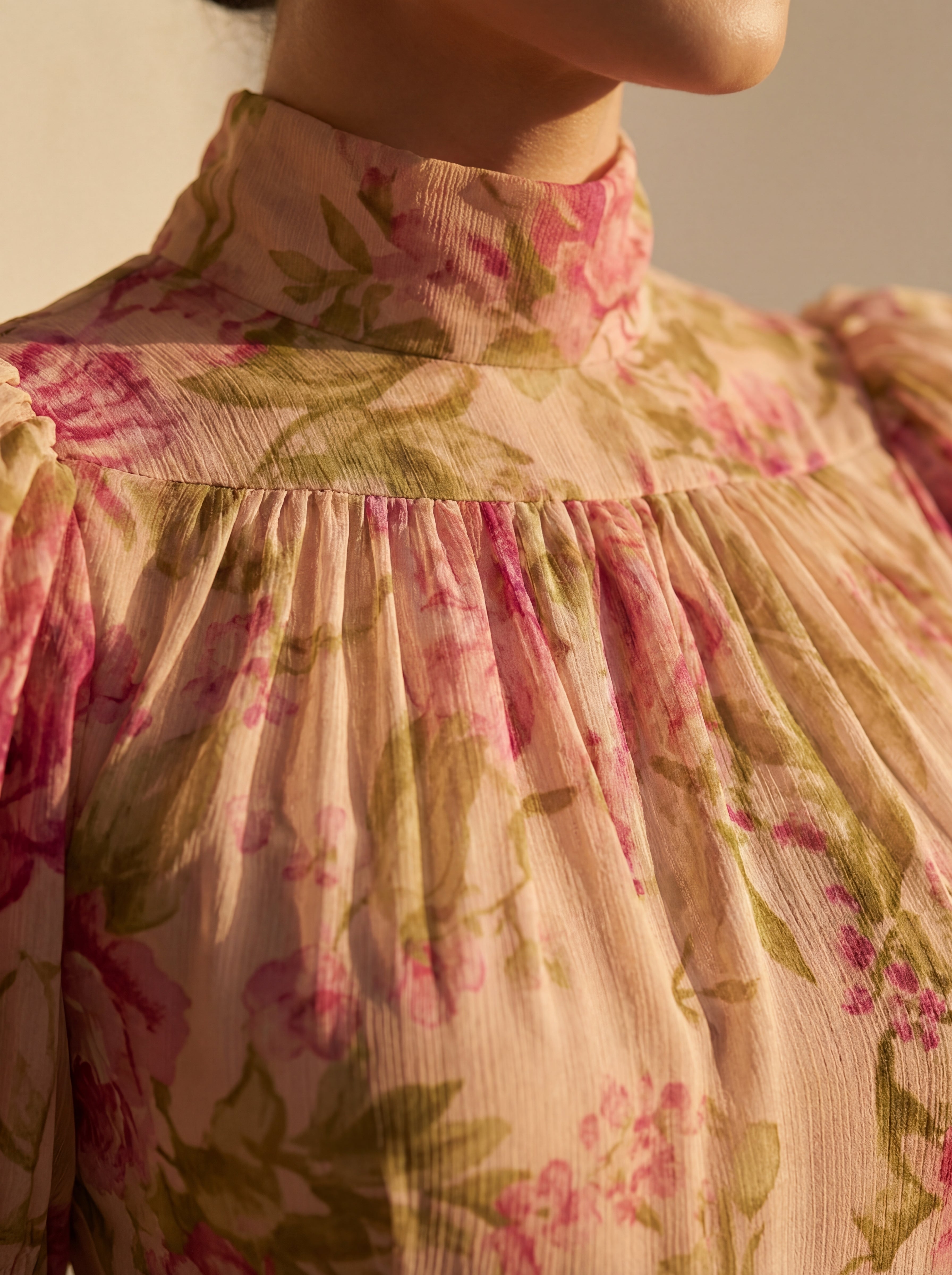 ROSARIO | VESTIDO CUELLO ALTO Y MANGAS ABULLONADAS
