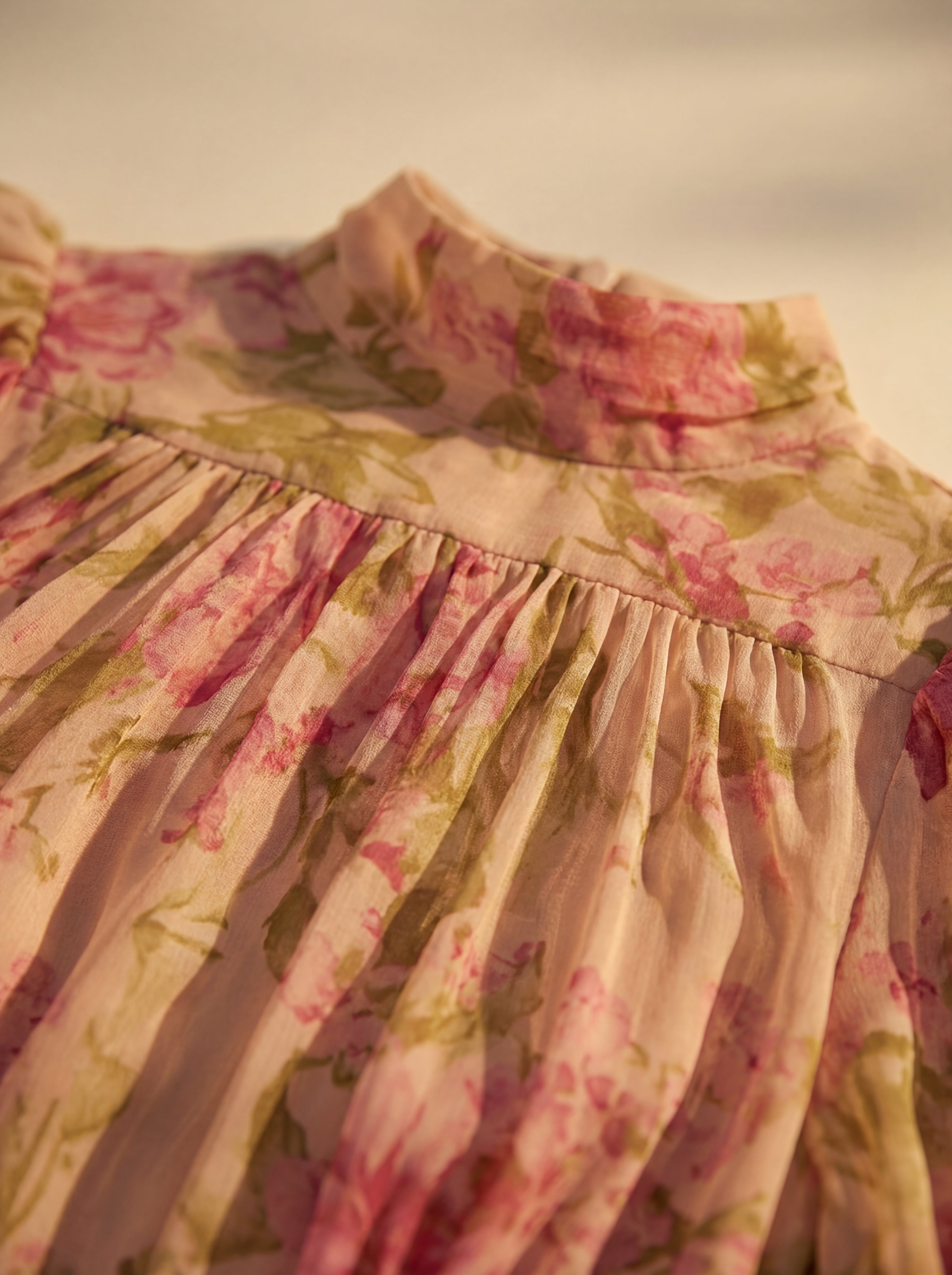 ROSARIO | VESTIDO CUELLO ALTO Y MANGAS ABULLONADAS
