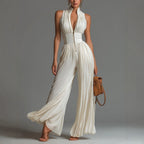 MONO DE GASA SIN MAGAS CON ESCOTE EN V, CIERRE DE CREMALLERA Y PANTALÓN PLISADO