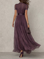 FLAVIA | VESTIDO LARGO MORADO CON ESCOTE EN FORMA DE OJO DE CERRADURA Y RIBETE DE ENCAJE DE GASA