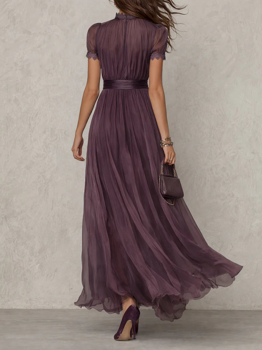 FLAVIA | VESTIDO LARGO MORADO CON ESCOTE EN FORMA DE OJO DE CERRADURA Y RIBETE DE ENCAJE DE GASA
