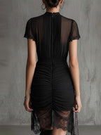 MINI VESTIDO NEGRO DE GASA CON CINTURA PLISADA Y RIBETE DE ENCAJE